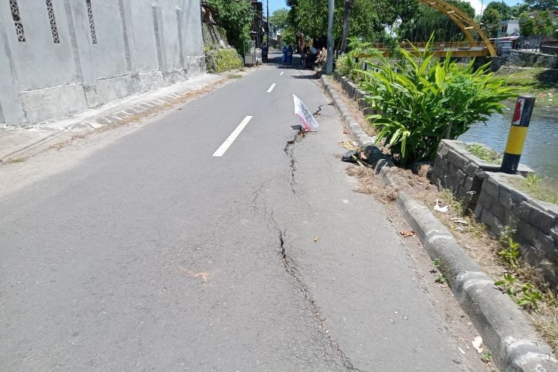 Jalan Rawan Longsor di Mataram, Komisi III DPRD Segera Cek Lokasi