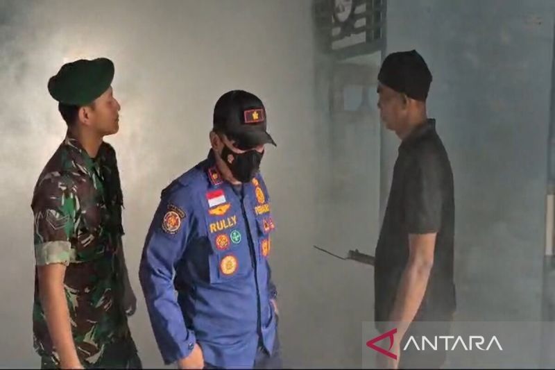 Cegah DBD, Damkarmat Lampung Selatan Fogging 100 Rumah di Desa Merak Belantung