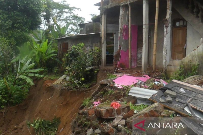 Longsor di Temanggung Rusak Tiga Rumah, Warga Diminta Waspada