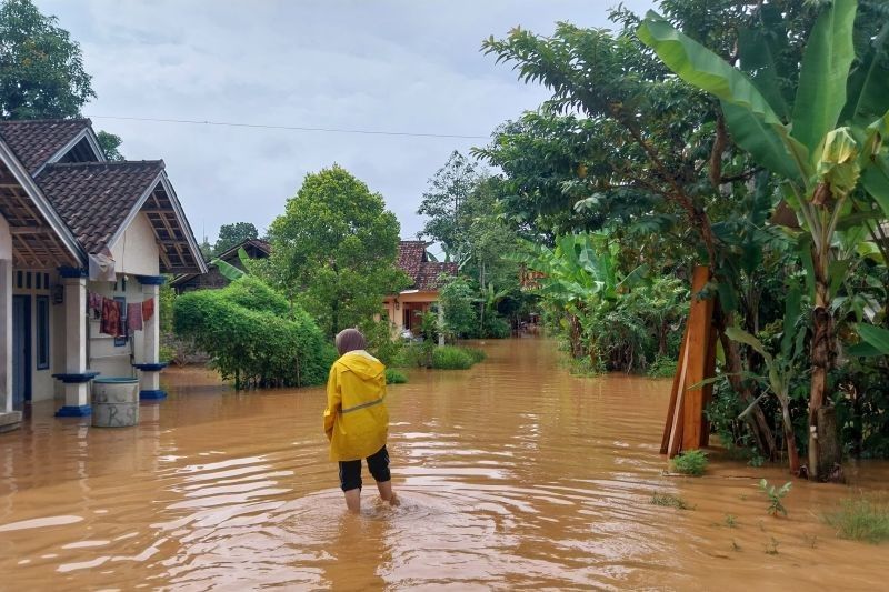 Gubernur Banten Kerahkan Alat Berat Atasi Pendangkalan Sungai Pascabanjir Padarincang