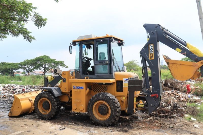 Pemkot Cirebon Bersihkan Sampah di Pesisir Kesenden, Edukasi Warga Jadi Kunci Utama