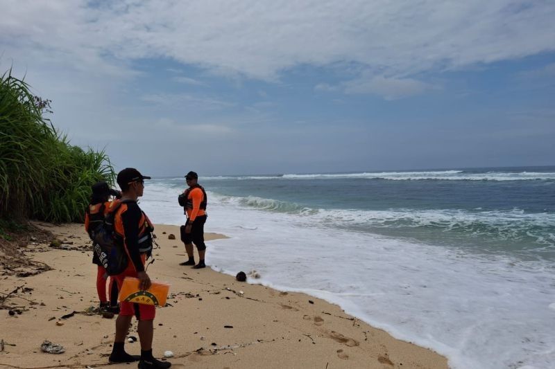 Pencarian WNA Hilang Terseret Arus di Pantai Nyang-Nyang Dilanjutkan