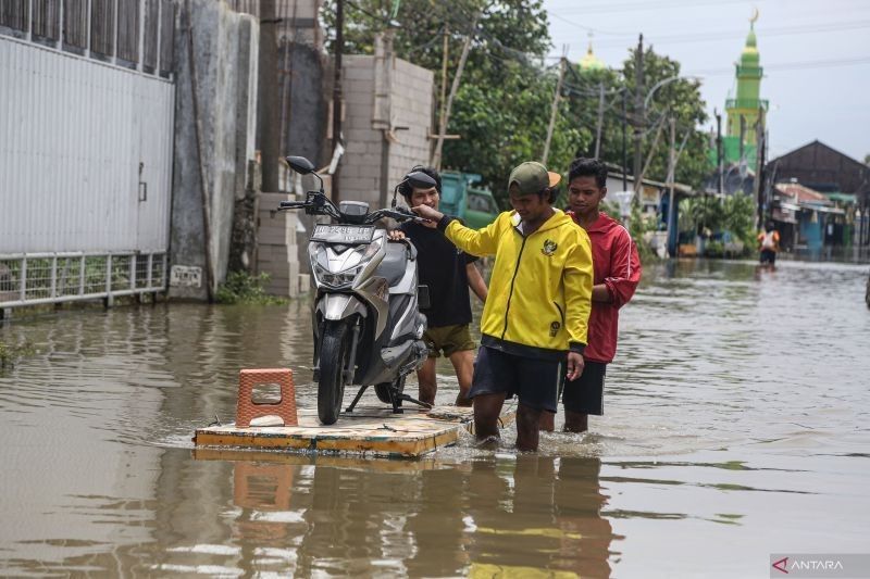 BMKG Prakirakan Hujan Guyur Kota-Kota Besar Indonesia, Waspadai Banjir Rob!