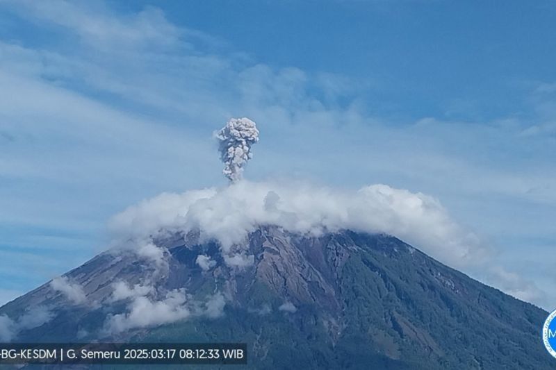 Gunung Semeru Erupsi 6 Kali, Letusan Capai 1 Km!