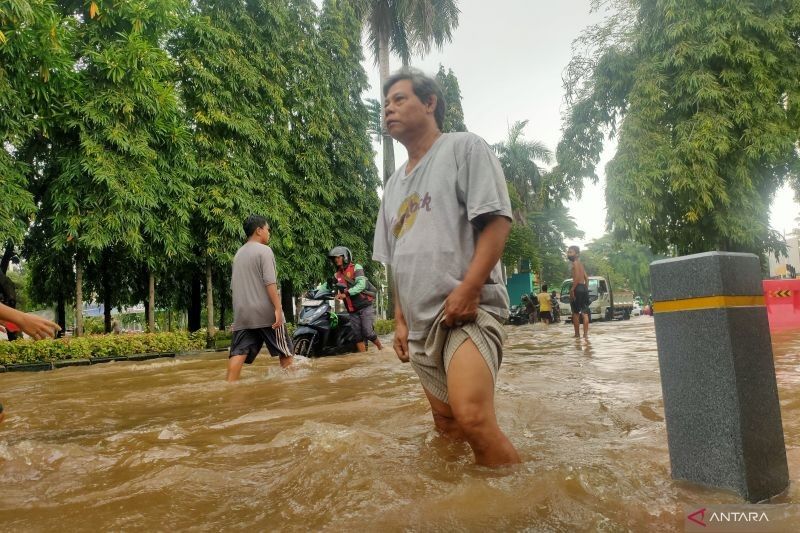 Petani Diduga Sengaja Bolongi Turap Kali di Kembangan, Jakarta Barat