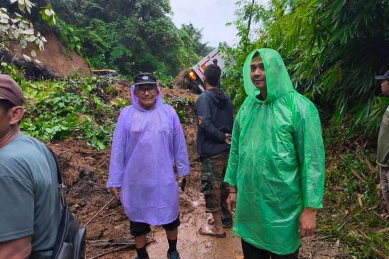 Longsor di Jalan Lintas Bengkulu-Sumsel, Polisi Amankan Lokasi dan Evakuasi Kendaraan