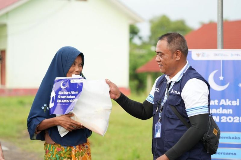 Pelni dan Kementerian BUMN Tebar Kebaikan di Lombok Timur: Berbagi Sembako dan Bersihkan Lingkungan