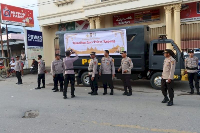 Polres Kupang Sosialisasikan Keselamatan Berkendara Saat Bagi Takjil