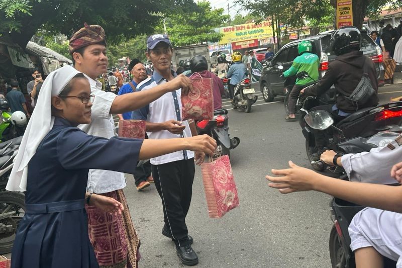 Semarang: Lintas Agama Bagi-Bagi Takjil, Wujud Kerukunan di Bulan Puasa