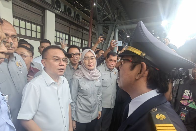 DPR Sidak Kesiapan Mudik Lebaran 2025 di Stasiun Pasar Senen