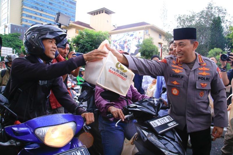 Kapolri Listyo Sigit Bagikan Takjil Bersama Wartawan, Doakan Mudik Lebaran 2025 Lancar