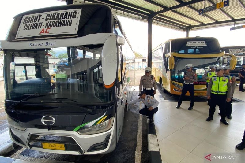 Polres Garut Perketat Kelayakan Bus Jelang Mudik Lebaran 2025: Antisipasi Kecelakaan di Jalan Raya