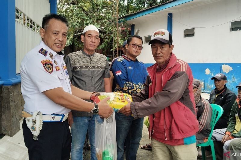 Terminal Jakabaring Palembang Bagikan 140 Paket Beras untuk Warga Kurang Mampu