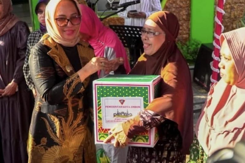 Pemkot Ambon Bagikan Paket Sembako di Safari Ramadhan: Wujud Kepedulian dan Toleransi