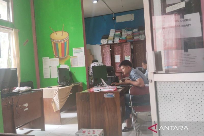 Dikbud Mukomuko Bagikan 598 SK Tenaga Honorer: Jaminan Kerja Guru dan Non-Kependidikan