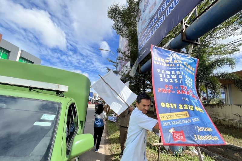 Pemkot Batam Tertibkan 155 Reklame Ilegal di Ruang Terbuka Hijau