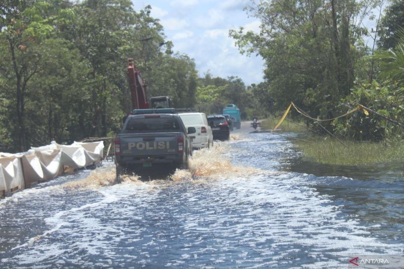 Gubernur Kalbar Pastikan Perbaikan Jalan Rusak Akibat Banjir di Sungai Ambawang