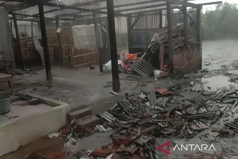 173 Rumah Rusak Akibat Angin Puting Beliung di Indramayu, Tak Ada Korban Jiwa