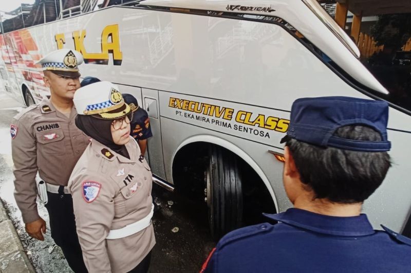 Polda Jatim Periksa Kelayakan Bus di Terminal Purabaya Jelang Mudik Lebaran 2025