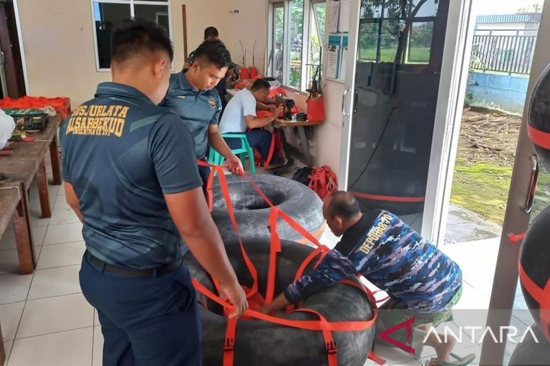 TNI AU Ciptakan Perahu dari Ban Bekas untuk Evakuasi Korban Banjir