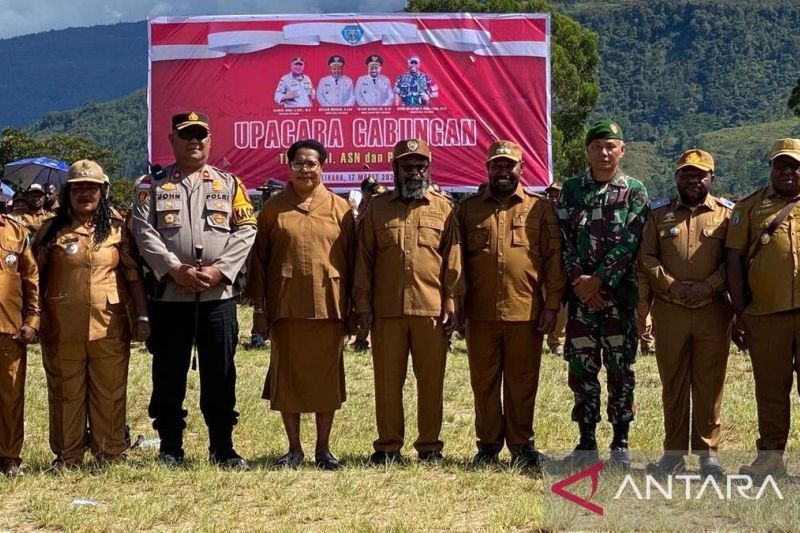 Bupati Tolikara Desak ASN Tingkatkan Pelayanan Publik