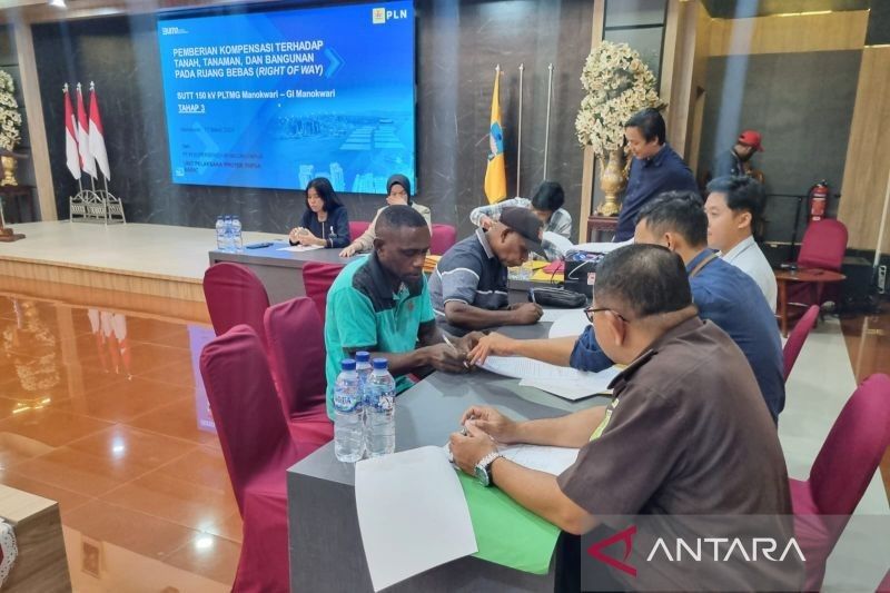 PLN Papua Barat Bayar Kompensasi Rp8 Miliar Lebih untuk SUTT Manokwari