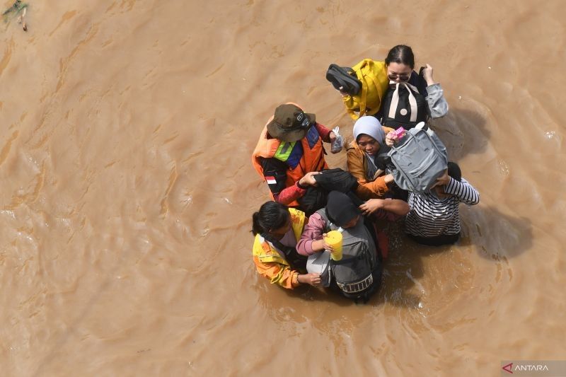 Banjir Jakarta Rendam 34 RT di Tiga Wilayah, Hujan Deras dan Luapan Sungai Jadi Penyebab