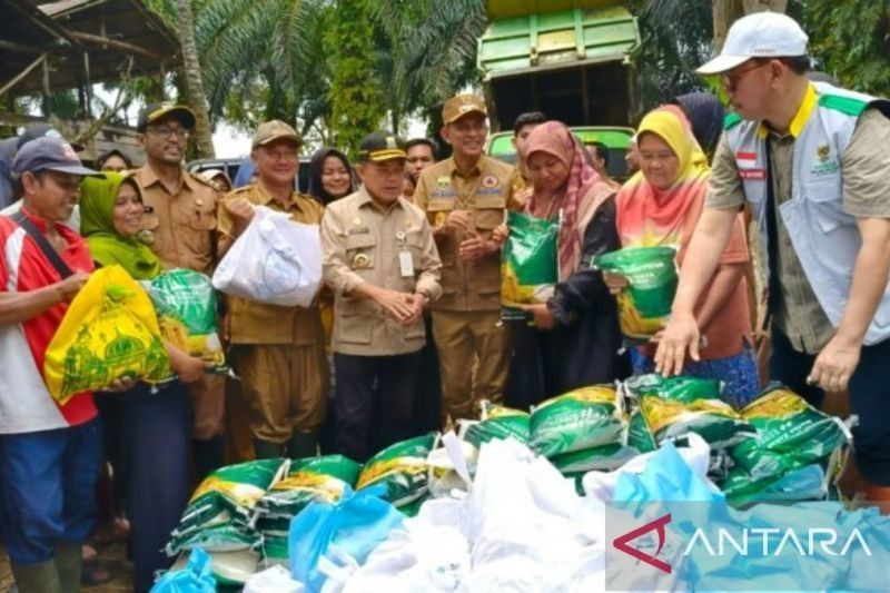 Gubernur Jambi Salurkan Bantuan untuk Korban Banjir Muaro Jambi