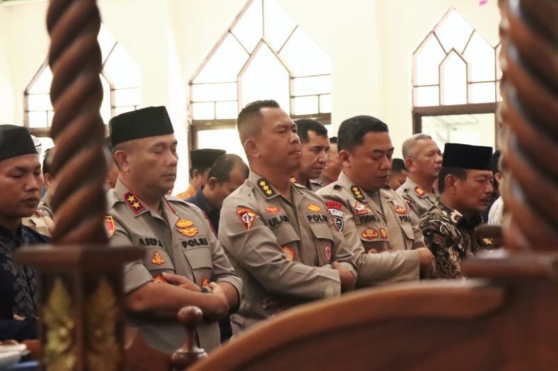 Polda Kepri Gelar Salat Ghaib untuk Tiga Personel Gugur di Lampung