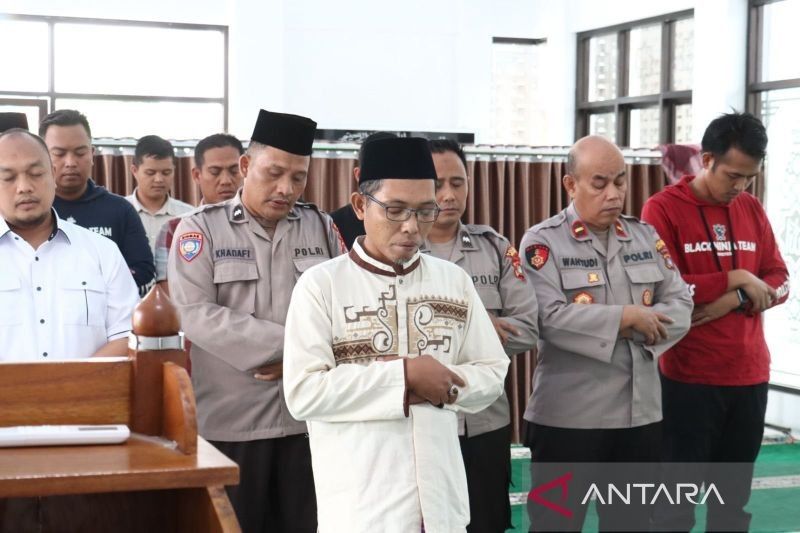 Polres Belitung Gelar Salat Gaib untuk Tiga Anggota Polri Gugur di Lampung