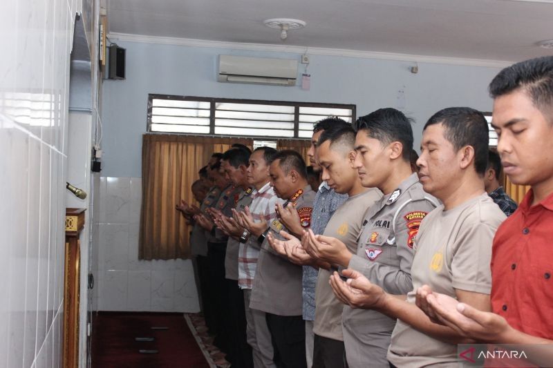 Polresta Mataram Gelar Salat Gaib untuk Tiga Personel Polri yang Gugur di Lampung