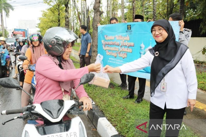 Kemenkum Kalsel Sosialisasikan Layanan Hukum Lewat Bagi Takjil Ramadhan