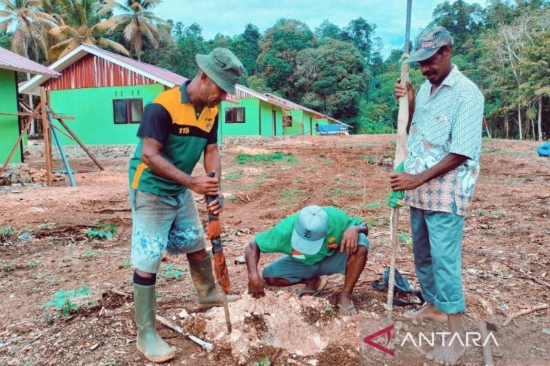 Satgas TMMD dan Warga Kbusdori Sukseskan Penghijauan Lingkungan di Biak Numfor