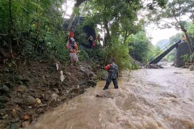 Jembatan Desa Munggu Ambruk, BPBD Ponorogo Bangun Jembatan Darurat