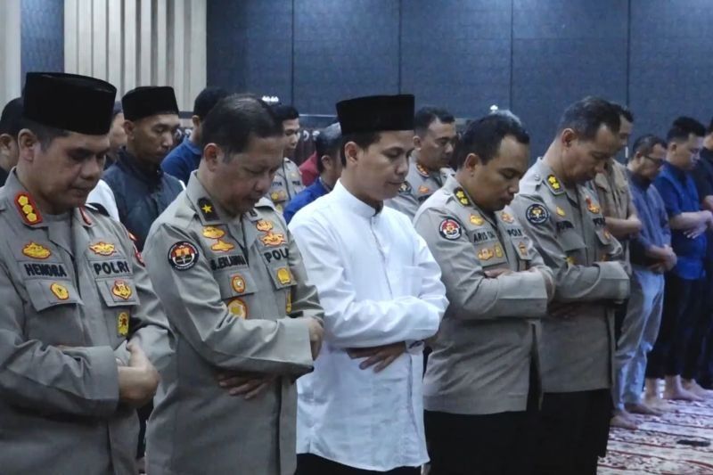 Polri Gelar Salat Gaib untuk Tiga Personel Gugur di Lampung