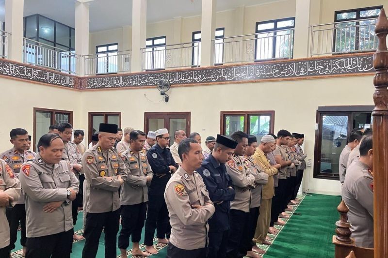 Polda Malut Gelar Salat Ghaib untuk Tiga Polisi Gugur di Way Kanan