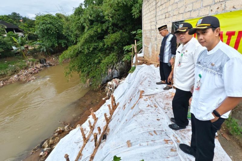 Jaksel Pasang Kayu Dolken Tangani Longsor di Srengseng Sawah, Warga Harap Solusi Permanen