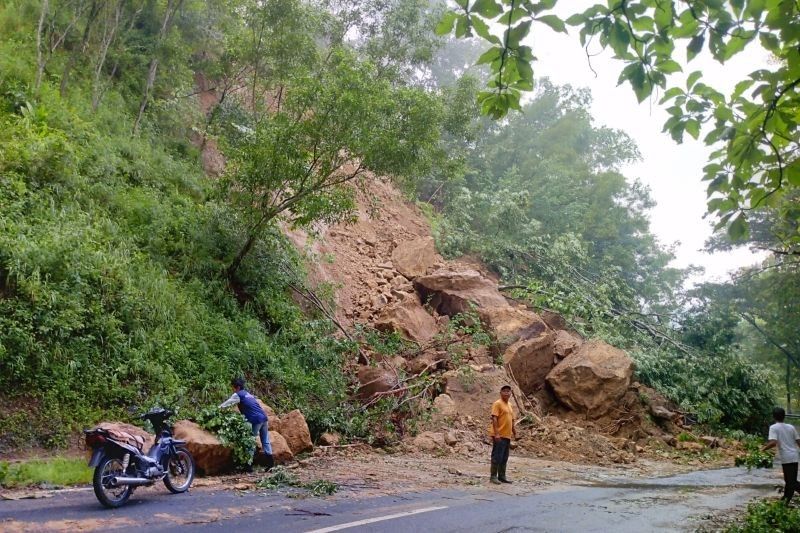 Longsor di Ponorogo-Pacitan Sebabkan Kemacetan Total, Jalur Kini Bergantian