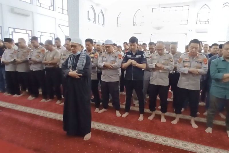 Polrestabes Palembang Gelar Salat Gaib untuk Tiga Polisi Gugur di Lampung