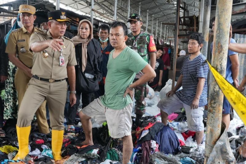 Pemkot Jakpus Bersihkan Puing Kebakaran Pasar Poncol, Pedagang Segera Kembali Berjualan