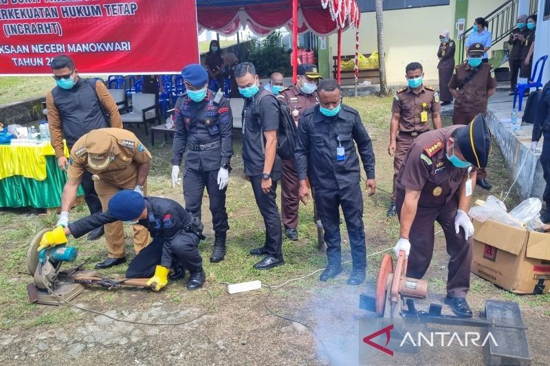 Kejari Manokwari Musnahkan Ratusan Barang Bukti Kasus Narkoba, Senpi, dan Miras