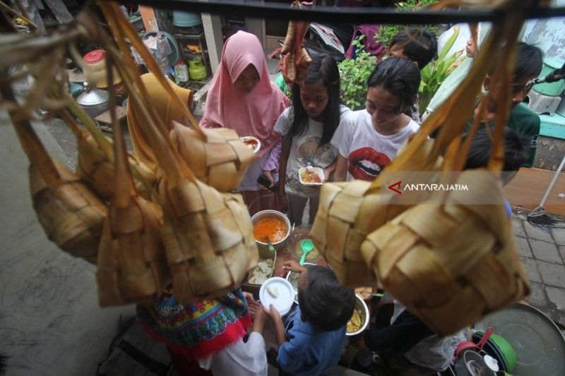 Bahaya Lontong Plastik: Gangguan Kesehatan hingga Risiko Kanker?