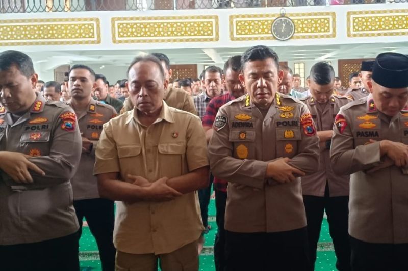 Polda Jatim Gelar Salat Gaib untuk Tiga Anggota Polri Gugur di Lampung