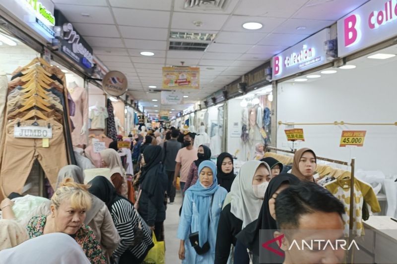 Ramai! Pasar Tanah Abang Dipadati Pemburu Baju Lebaran