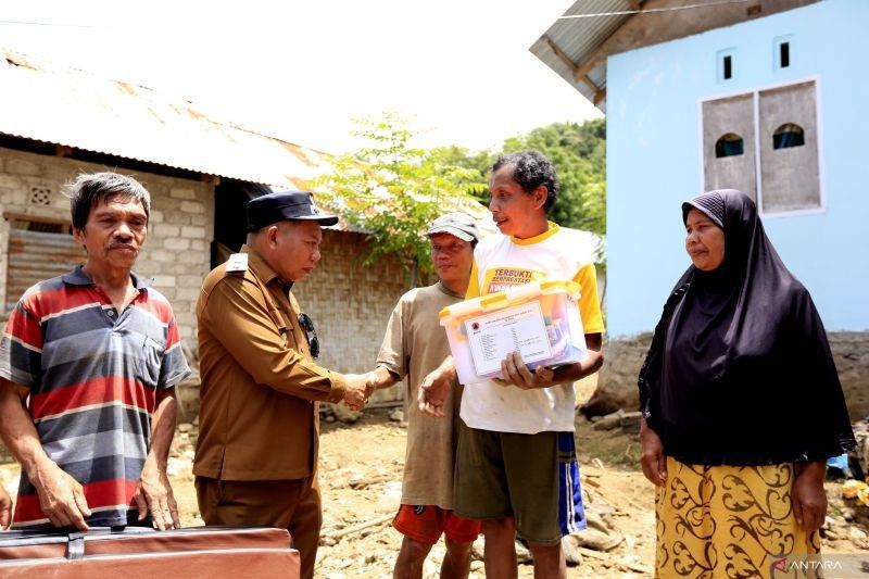 Wabup Bone Bolango Salurkan Bantuan untuk Korban Banjir di Kecamatan Kabila Bone