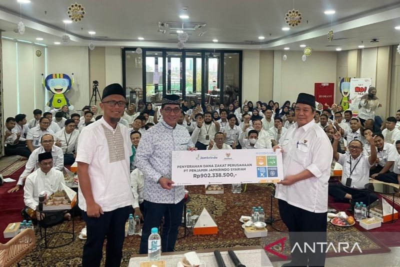 Jamkrindo Syariah Salurkan Zakat Rp902 Juta Lewat Baznas RI untuk Pemberdayaan Ekonomi