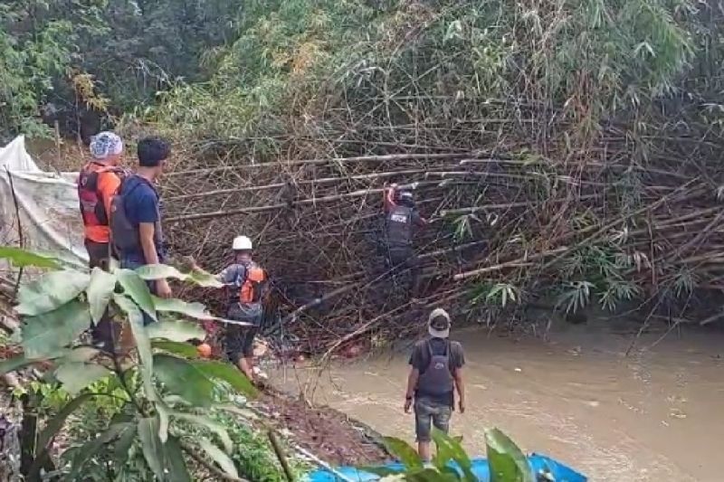 Lansia Terseret Arus Sungai Cigeplak, Tim SAR Intensifkan Pencarian