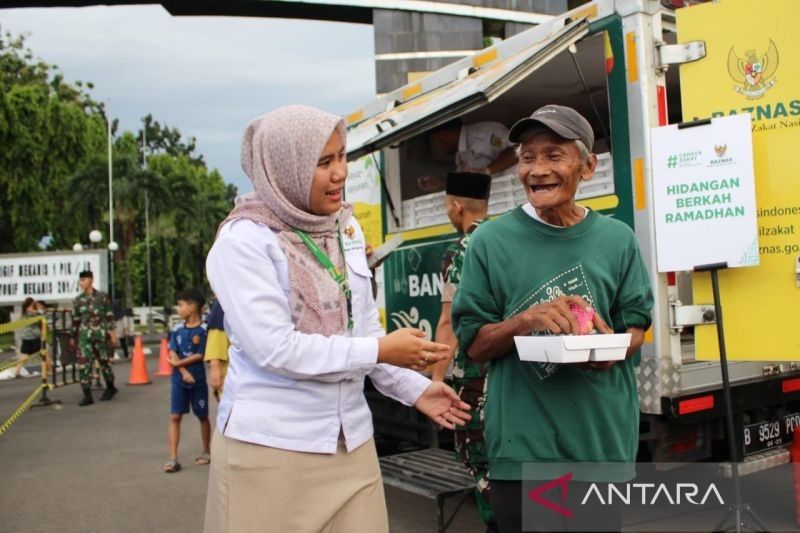 Baznas dan Yonif 201/JY Bagikan 3.000 Paket Buka Puasa di Jakarta Timur