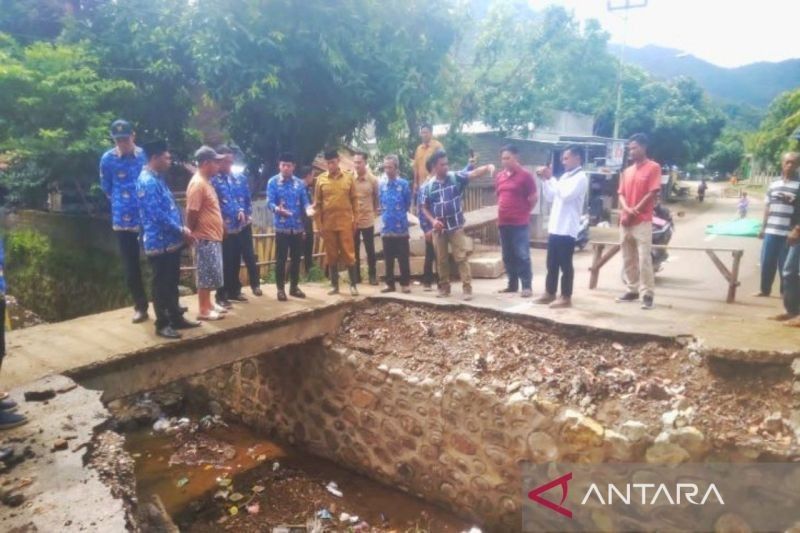 Jembatan Dorebara Dompu Rusak Akibat Banjir, Bupati Perintahkan Perbaikan Segera