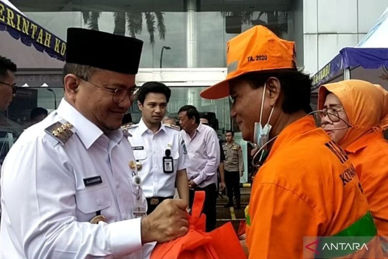 Wali Kota Jambi Salurkan 1.358 Paket Sembako untuk Petugas Kebersihan